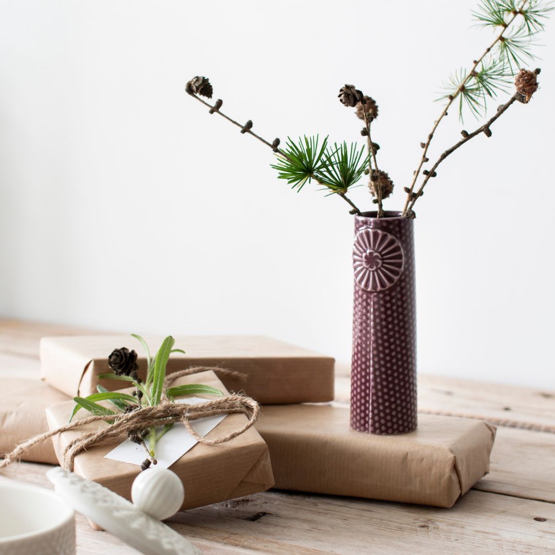 Dottir Nordic Design Aubergine Vase auf einem Tisch
