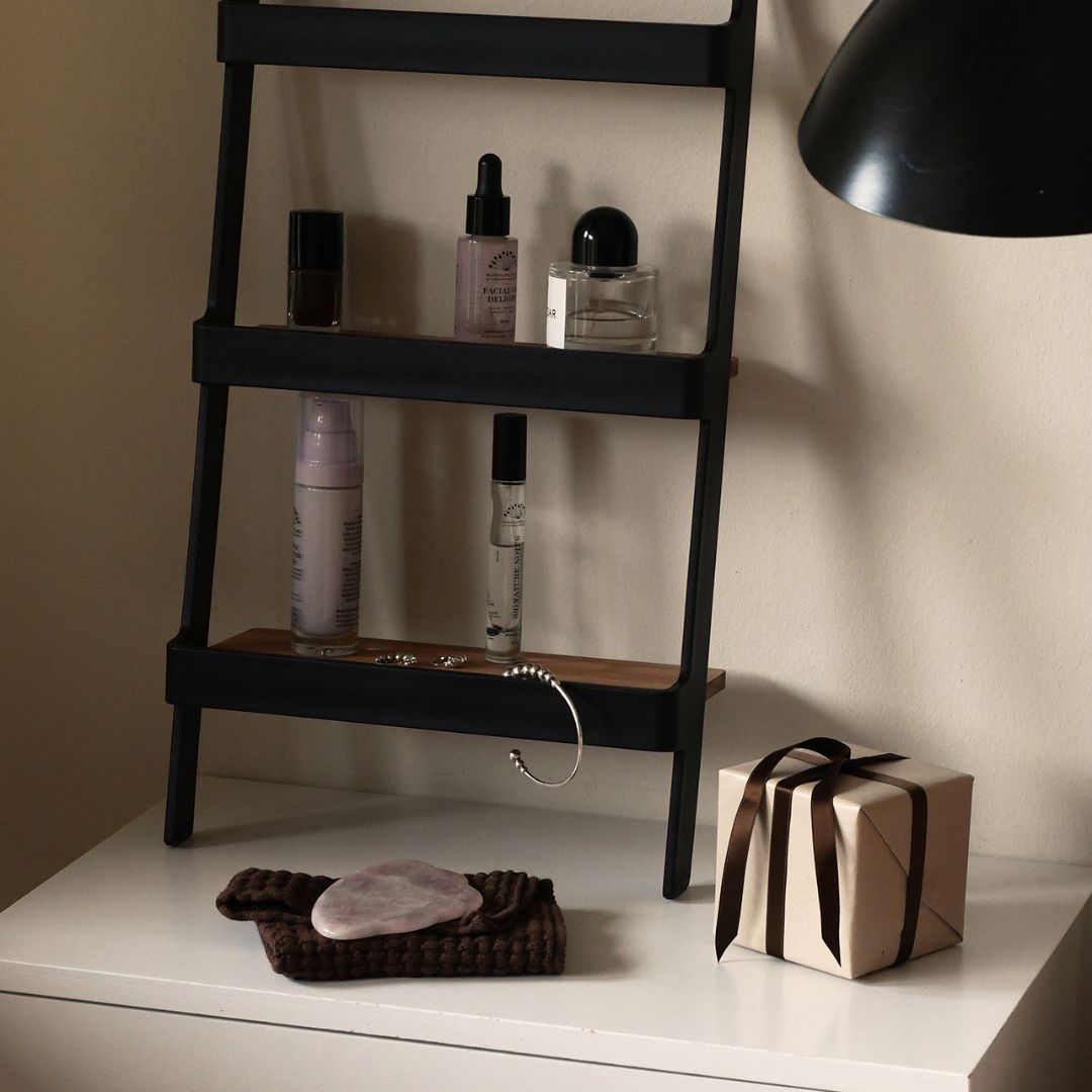 Minimalistische plank met verzorgingsproducten en cadeau