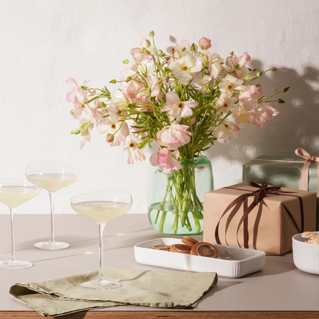 Bloemen, cadeaus, cocktails en koekjes op tafel