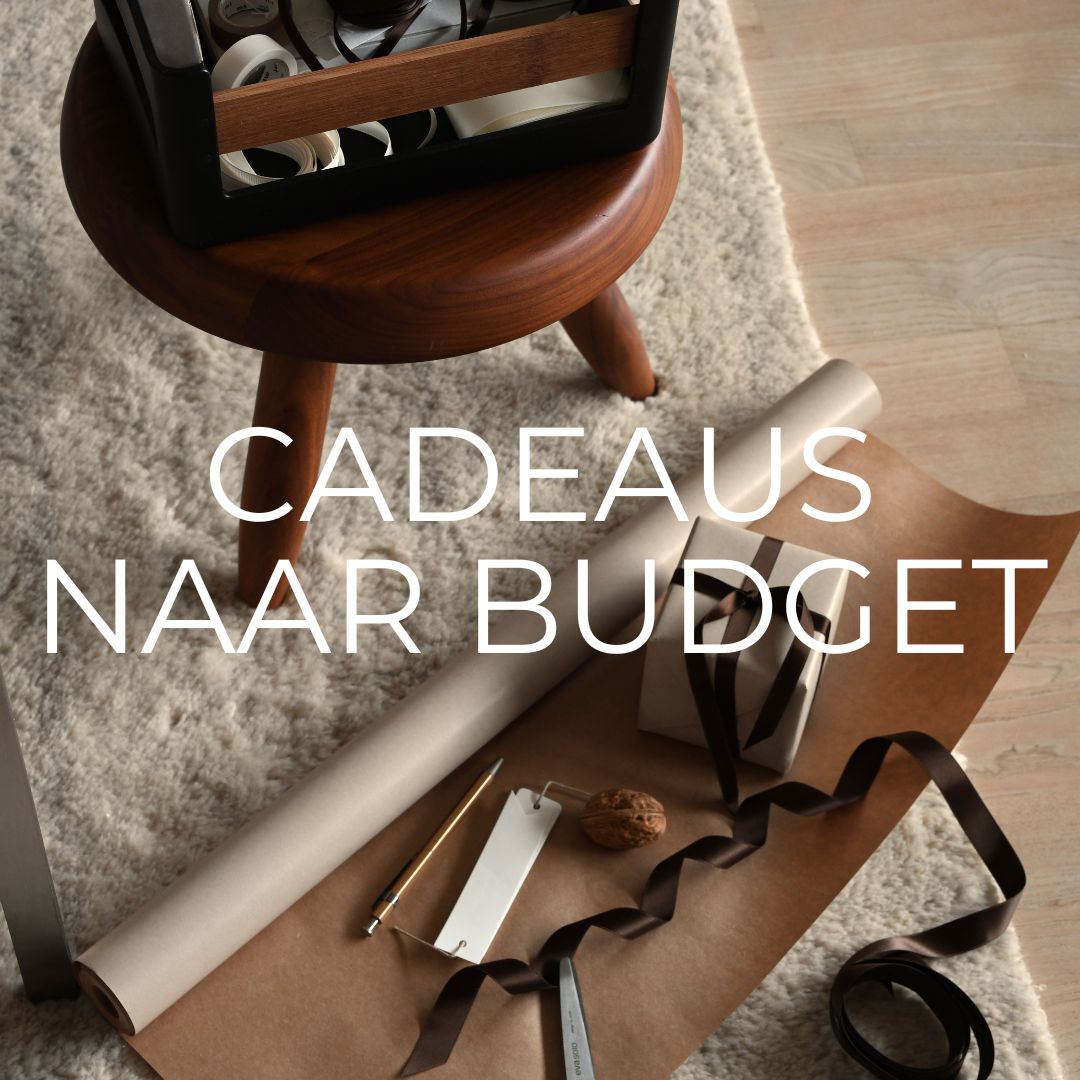 Cadeaupapier en linten, klaar om in te pakken