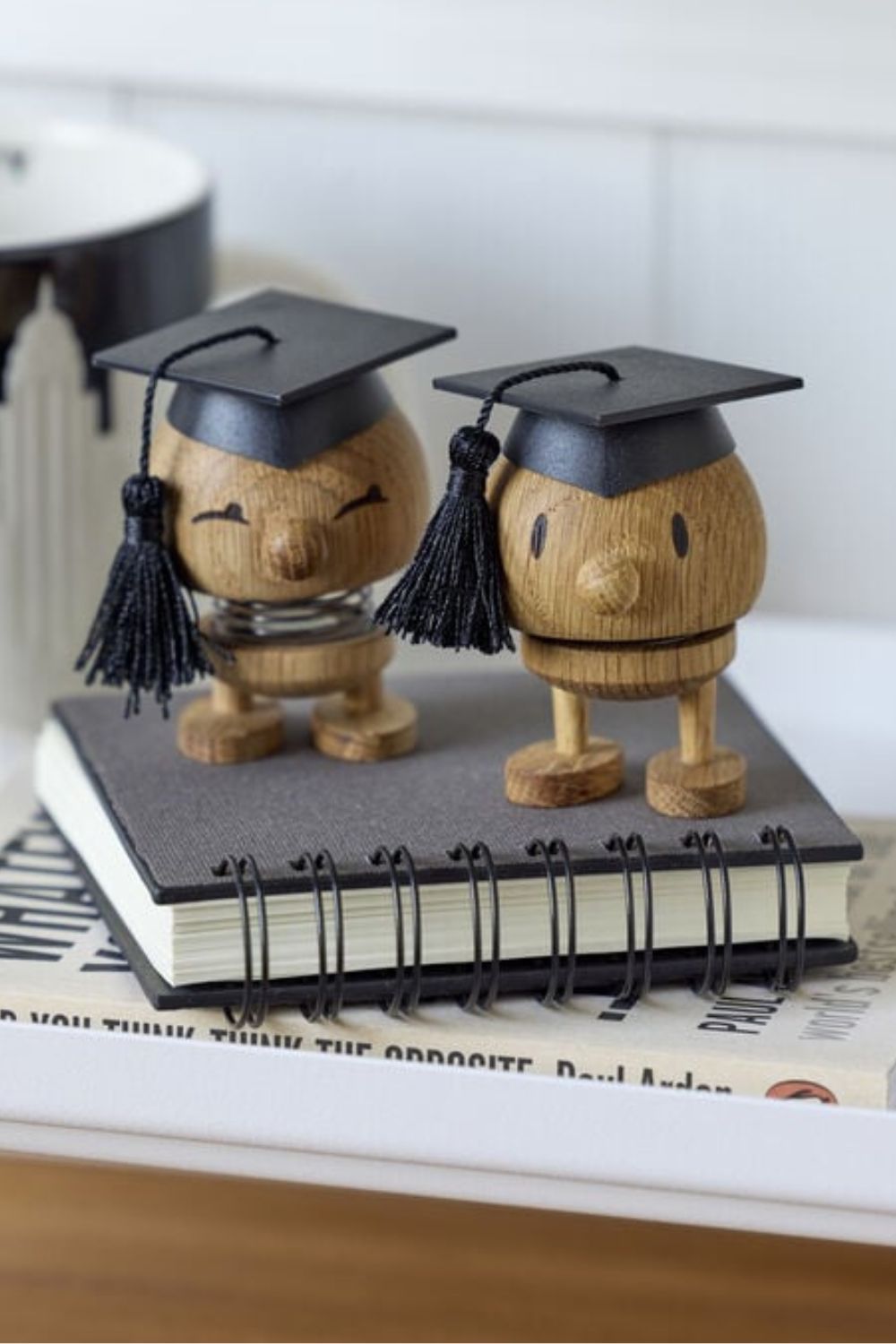 Hoptimist Bumble figuur met studentenpet