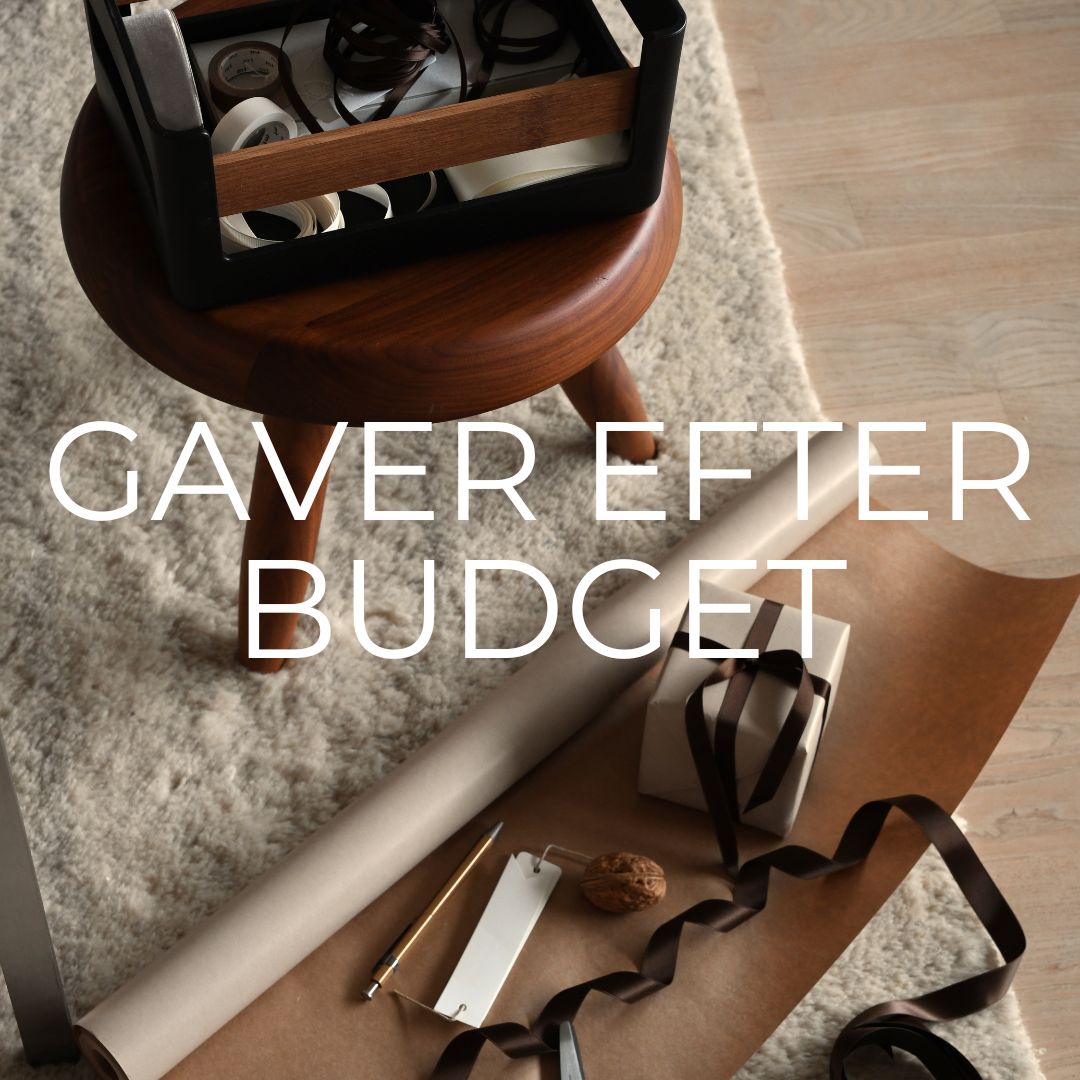 Gavepapir og bånd klar til indpakning.