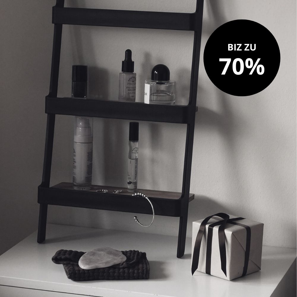 Minimalistisches Regal mit Beauty & Geschenk