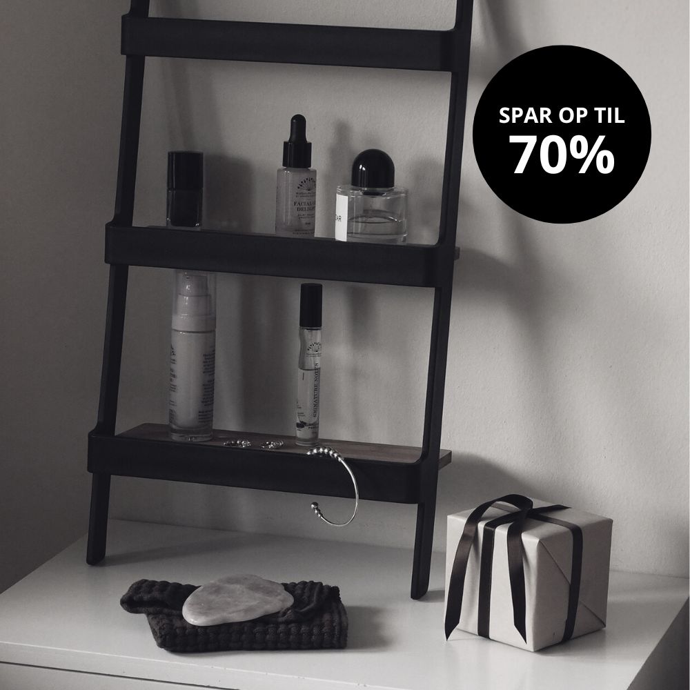 Minimalistisk hylde med skønhedsprodukter og gave