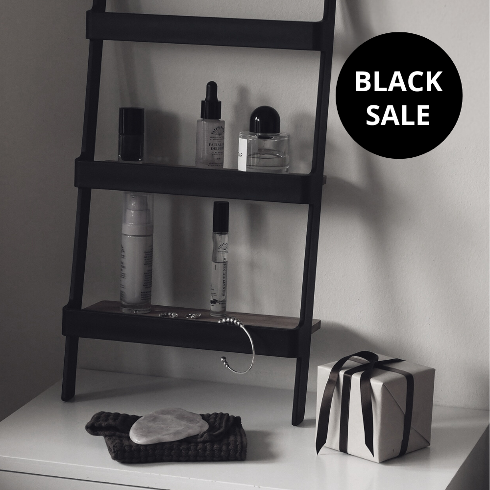Minimalistisches Regal mit Beauty & Geschenk