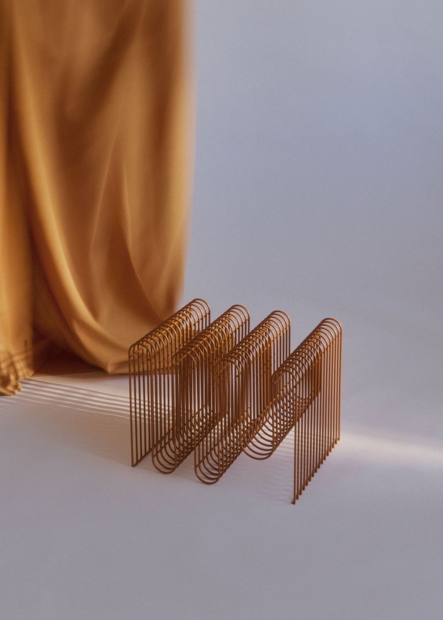 AYTM CURVA Zeitschriftenhalter H30,3 cm, Amber