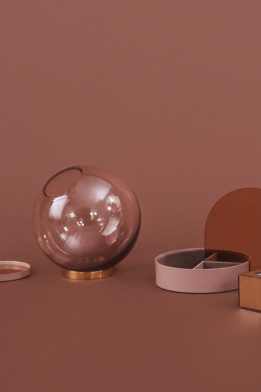 AYTM GLOBE Vase m. Fod H17 cm, Rosa/Guld
