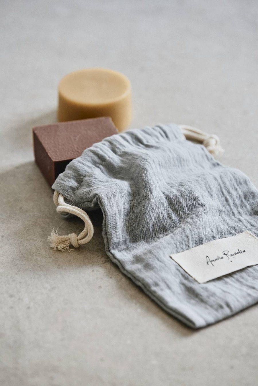 Amalie Rosalie Seifenbeutel, Grau