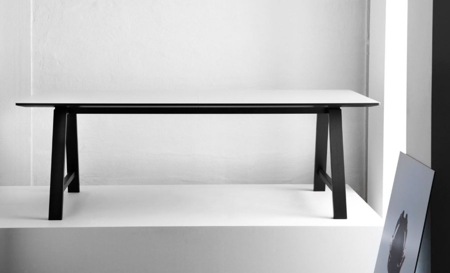 Andersen Furniture T1 udtrksbord 95x220cm, Hvid laminat, Sort stel