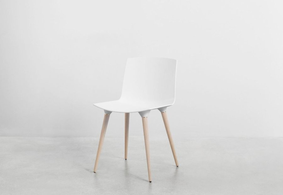 Andersen Furniture Stol TAC Mat hvid plast sæde, Eg sæbe ben