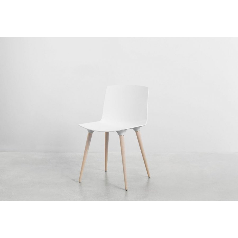 Andersen Furniture Stol TAC Mat hvid plast sæde, Eg sæbe ben