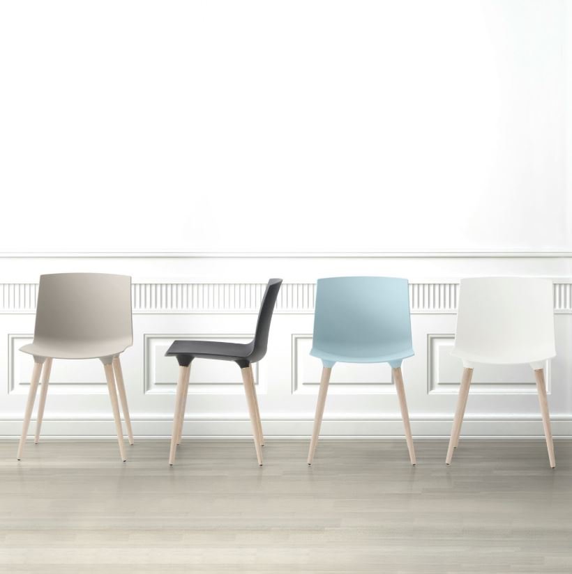 Andersen Furniture Stol TAC Mat lys bl plast sde, Eg sbe ben
