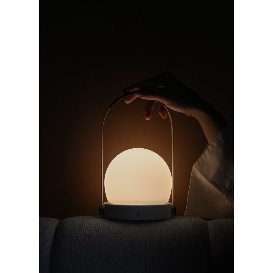 Audo Copenhagen Carrie Akku-Tischlampe H24,5 cm, Elfenbein/Leder