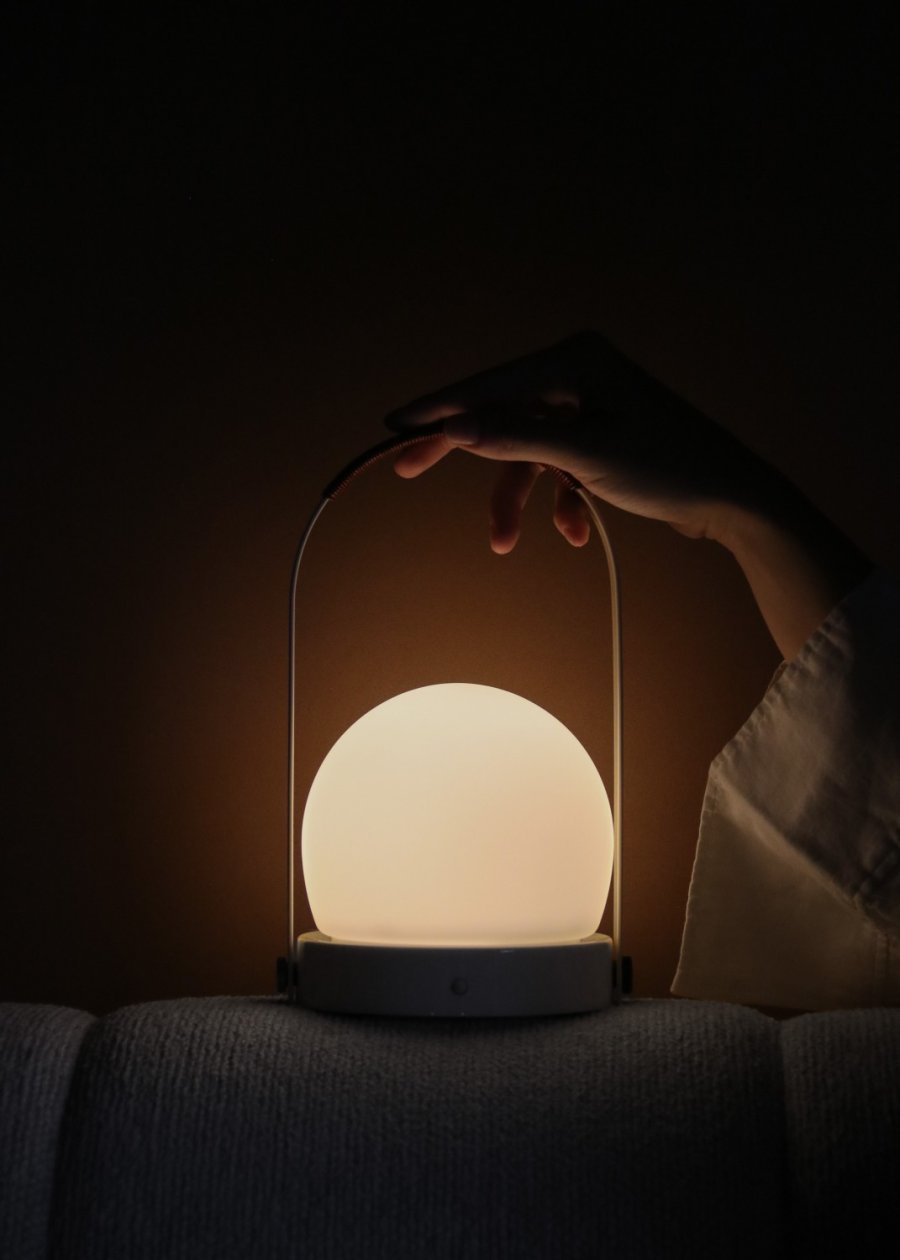 Audo Copenhagen Carrie Akku-Tischlampe H24,5 cm, Elfenbein/Leder