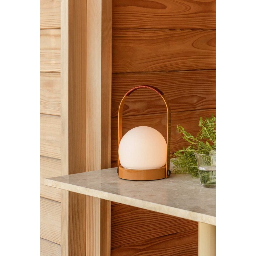Audo Copenhagen Carrie Akku-Tischlampe H24,5 cm, Goldbraun/Leder
