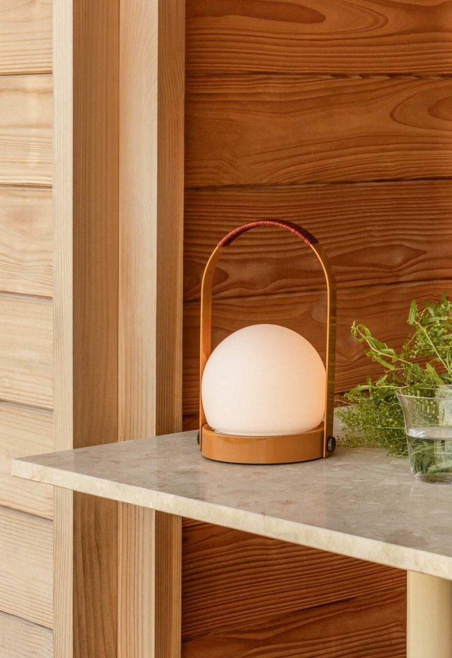 Audo Copenhagen Carrie Akku-Tischlampe H24,5 cm, Goldbraun/Leder