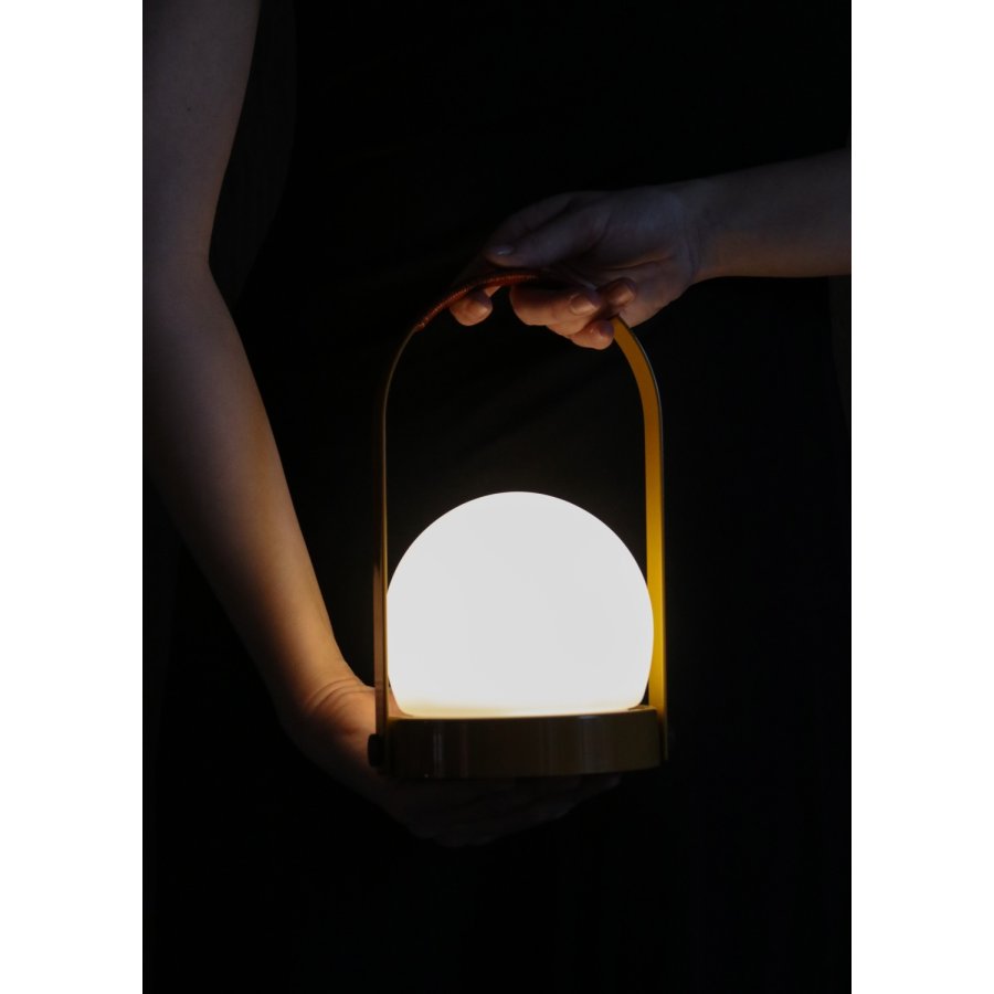 Audo Copenhagen Carrie Akku-Tischlampe H24,5 cm, Goldbraun/Leder