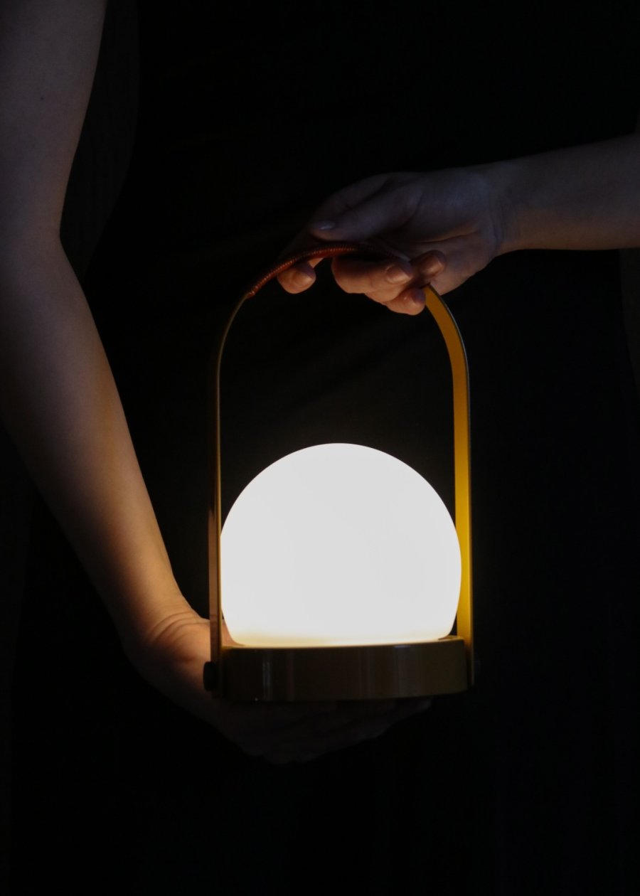 Audo Copenhagen Carrie Akku-Tischlampe H24,5 cm, Goldbraun/Leder