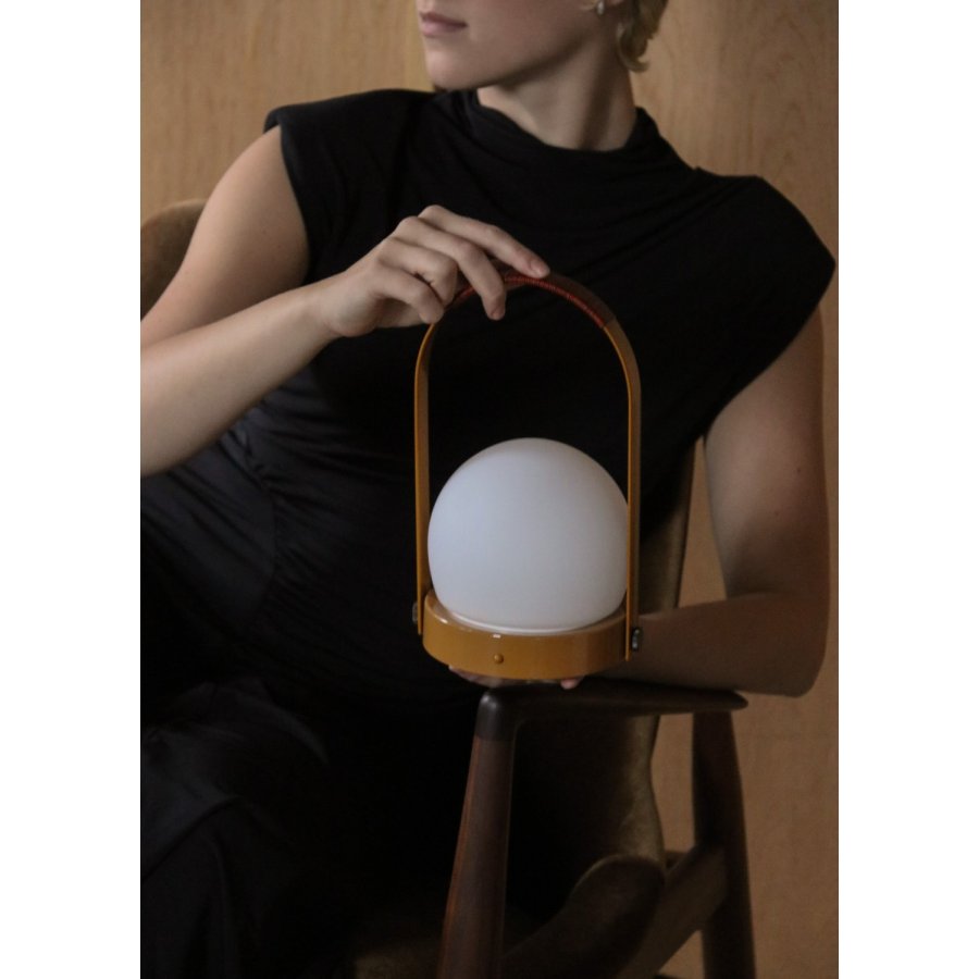 Audo Copenhagen Carrie Akku-Tischlampe H24,5 cm, Goldbraun/Leder