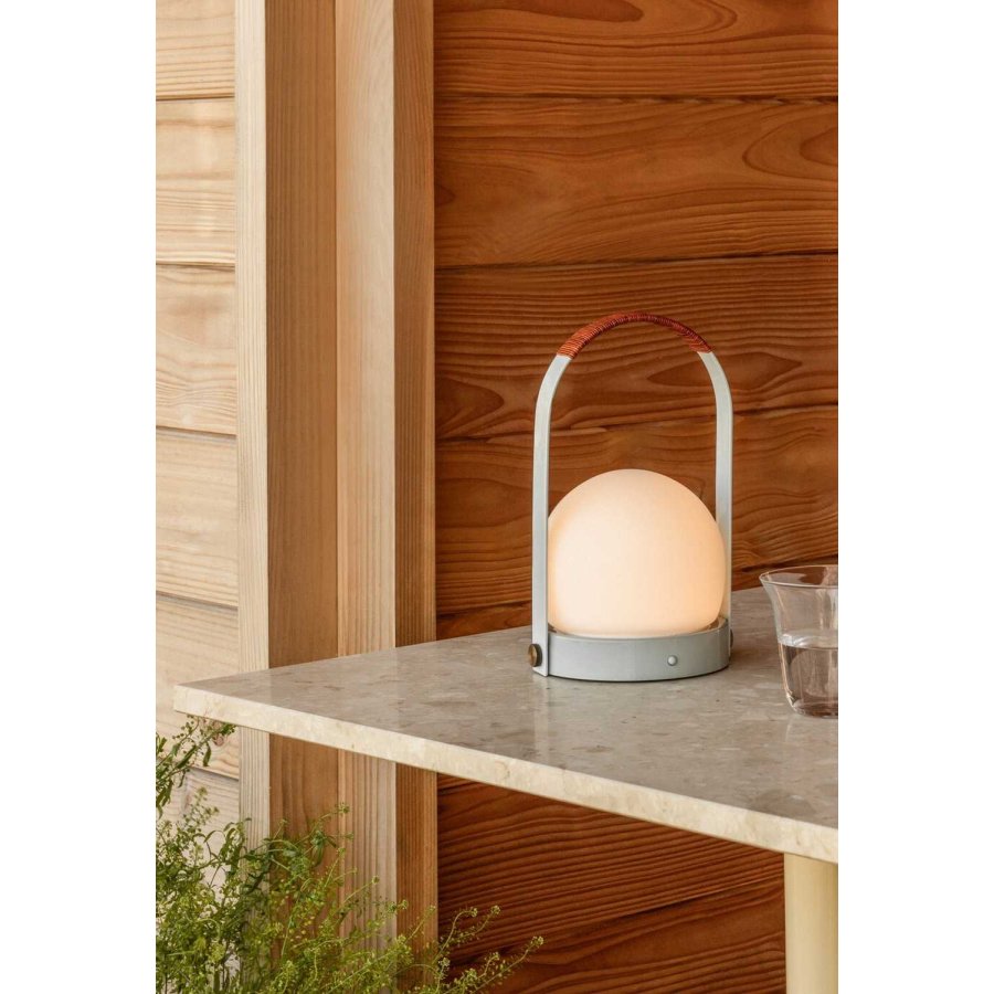 Audo Copenhagen Carrie Akku-Tischlampe H24,5 cm, Leinenblau/Leder