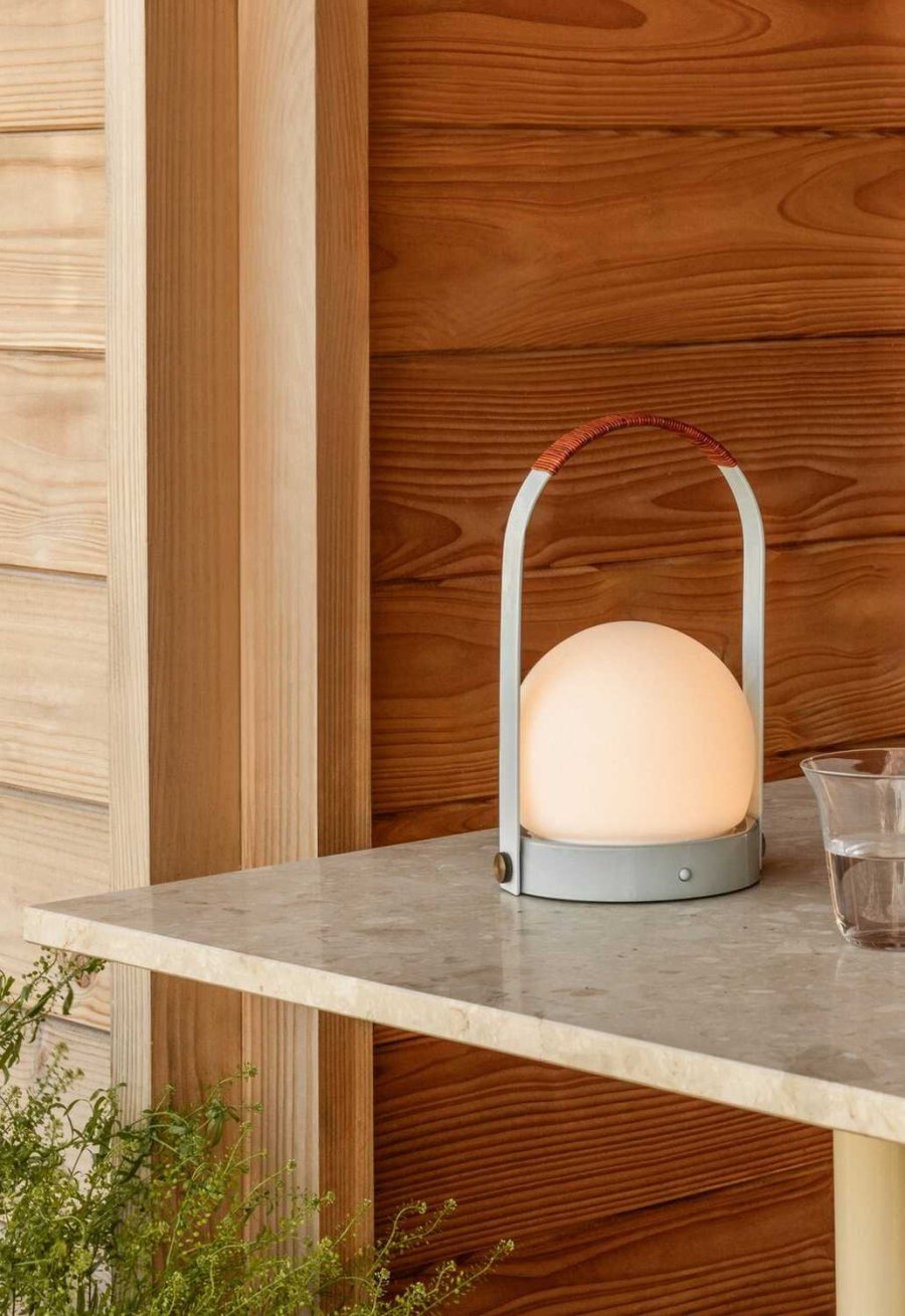 Audo Copenhagen Carrie Akku-Tischlampe H24,5 cm, Leinenblau/Leder