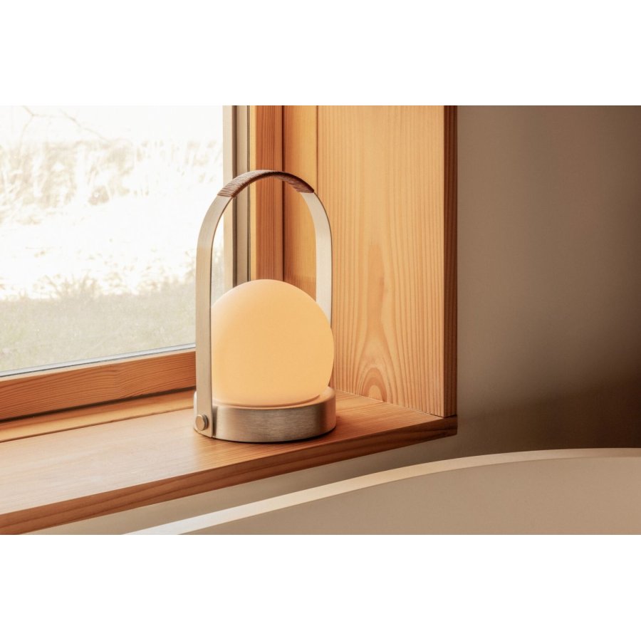 Audo Copenhagen Carrie Akku-Tischlampe H24,5 cm, Geb&uuml;rstetes Leder