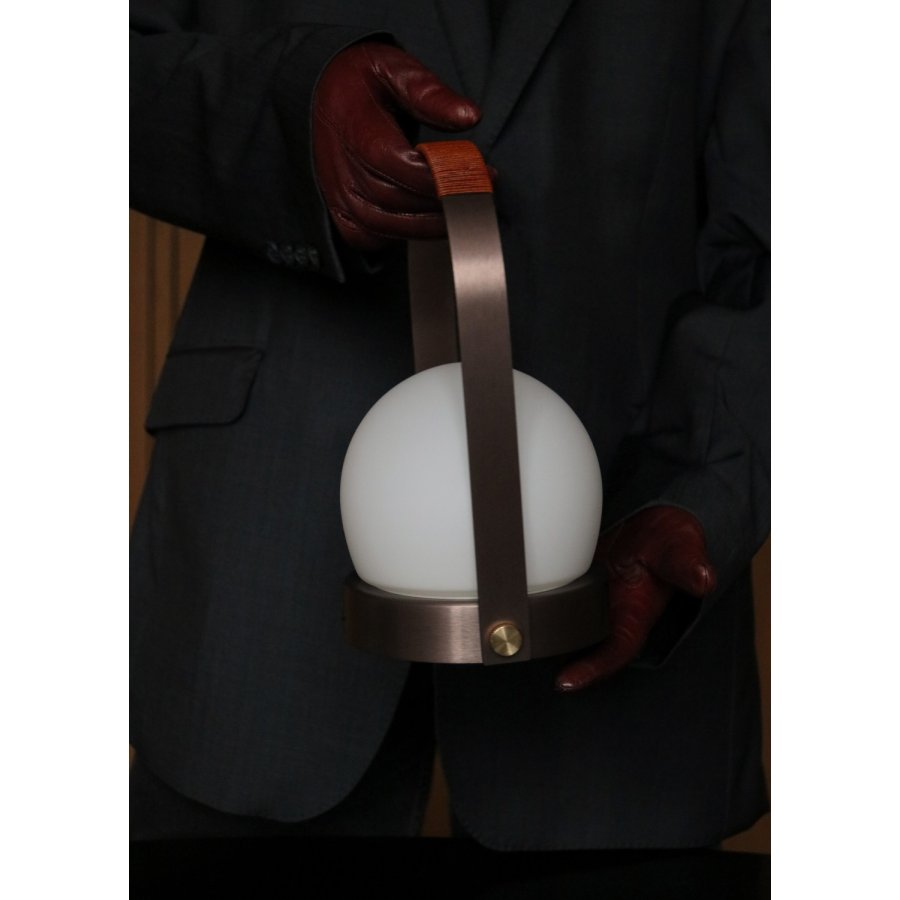 Audo Copenhagen Carrie Akku-Tischlampe H24,5 cm, Geb&uuml;rstetes Leder