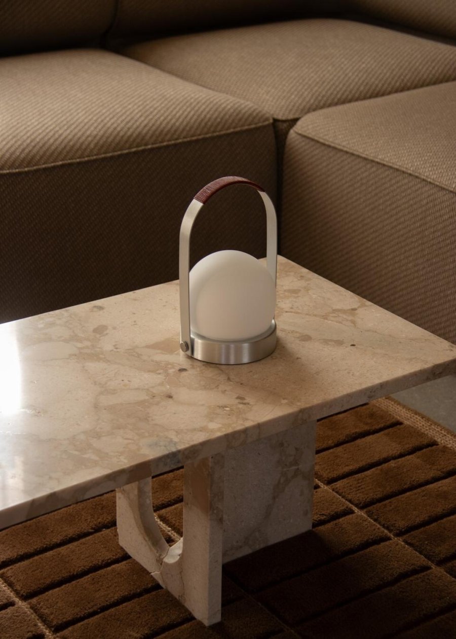Audo Copenhagen Carrie Akku-Tischlampe H24,5 cm, Geb&uuml;rstetes Leder