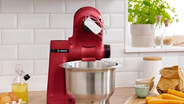 Bosch Serie 2 K�kkenmaskine 700W inkl. 7 stk Tilbeh�r, R�d/s�lv