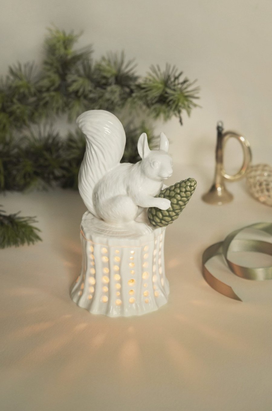 Dottir Nordic Design Winter Stories Eichhrnchen auf Baumstumpf Teelichthalter H15,8 cm