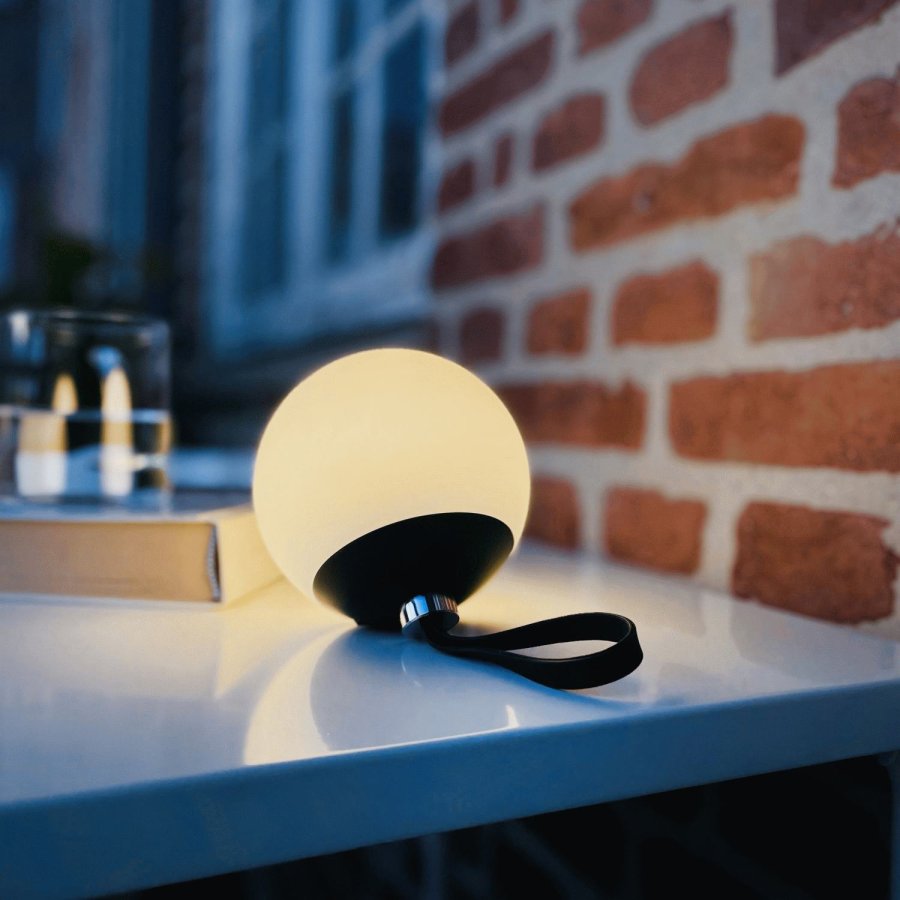 Dyberg Larsen Odin Akku-Lichtkugel mit Riemen LED 11 cm, Wei/Schwarz