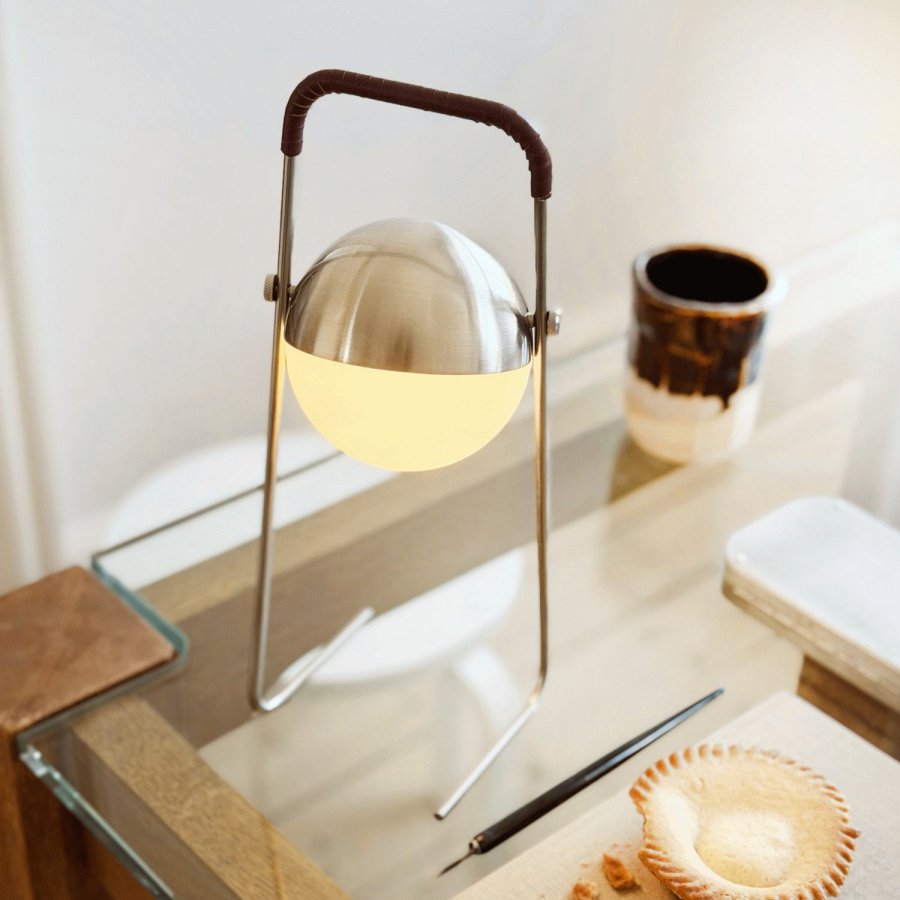 Dyberg Larsen Mova Akku-Tischlampe LED H31 cm, Mokka