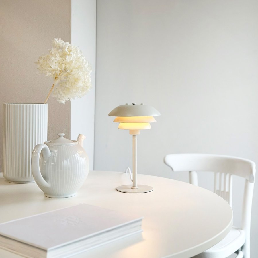 Dyberg Larsen Sixteen Bordlampe H25 cm, Perlehvid