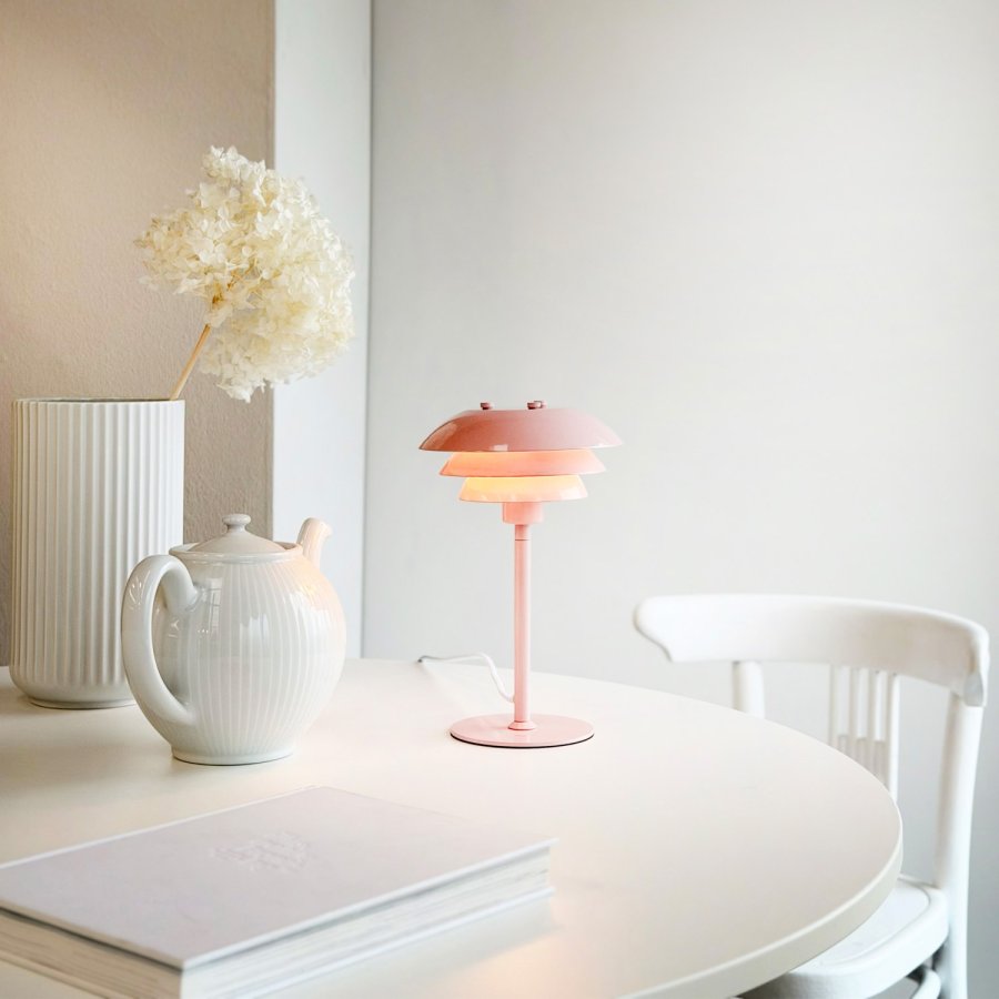 Dyberg Larsen Sixteen Bordlampe H25 cm, Lyser�d
