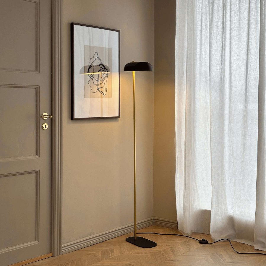 Dyberg Larsen Arch Stehleuchte H143 cm, Sort/Messing