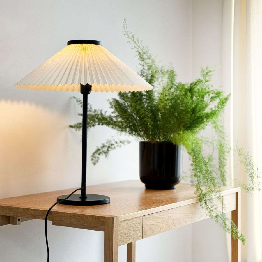 Dyberg Larsen Plissé Tischlampe H60 cm, Cremefarben