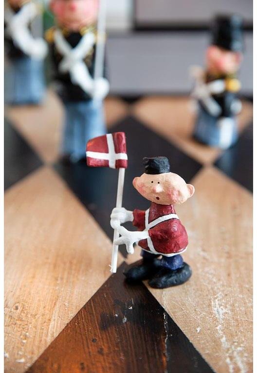 Medusa Copenhagen Snuffel dreng med flag Figur 10cm
