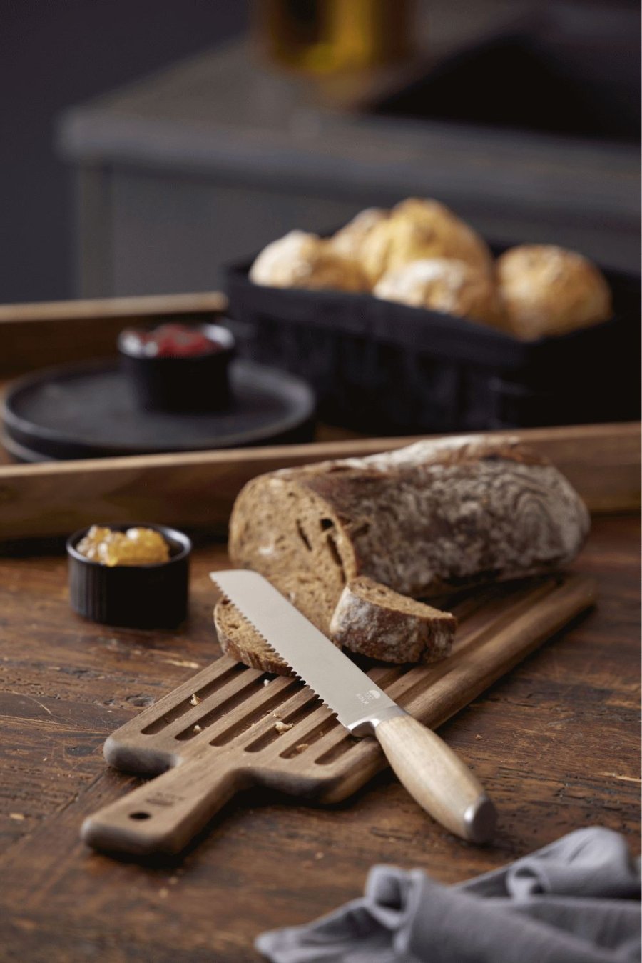 HOLM Schneidebrett mit Brotmesser, Akazie