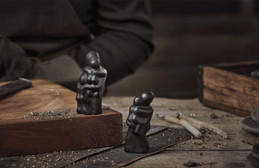 Mors Skulptur Love Lives in Us H8,5 cm, Schwarz