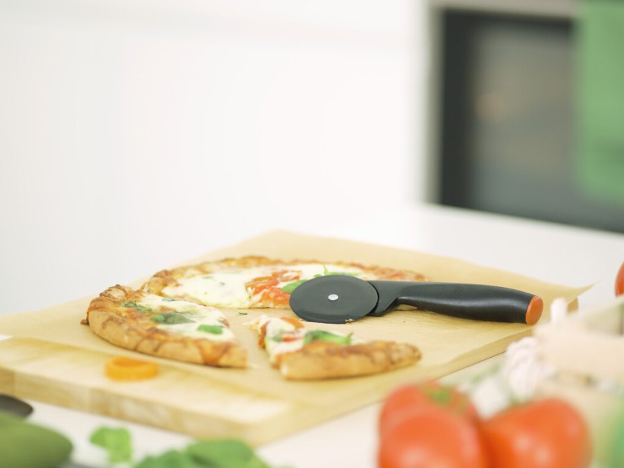 Fiskars Functional Form Pizza-Schneiderad