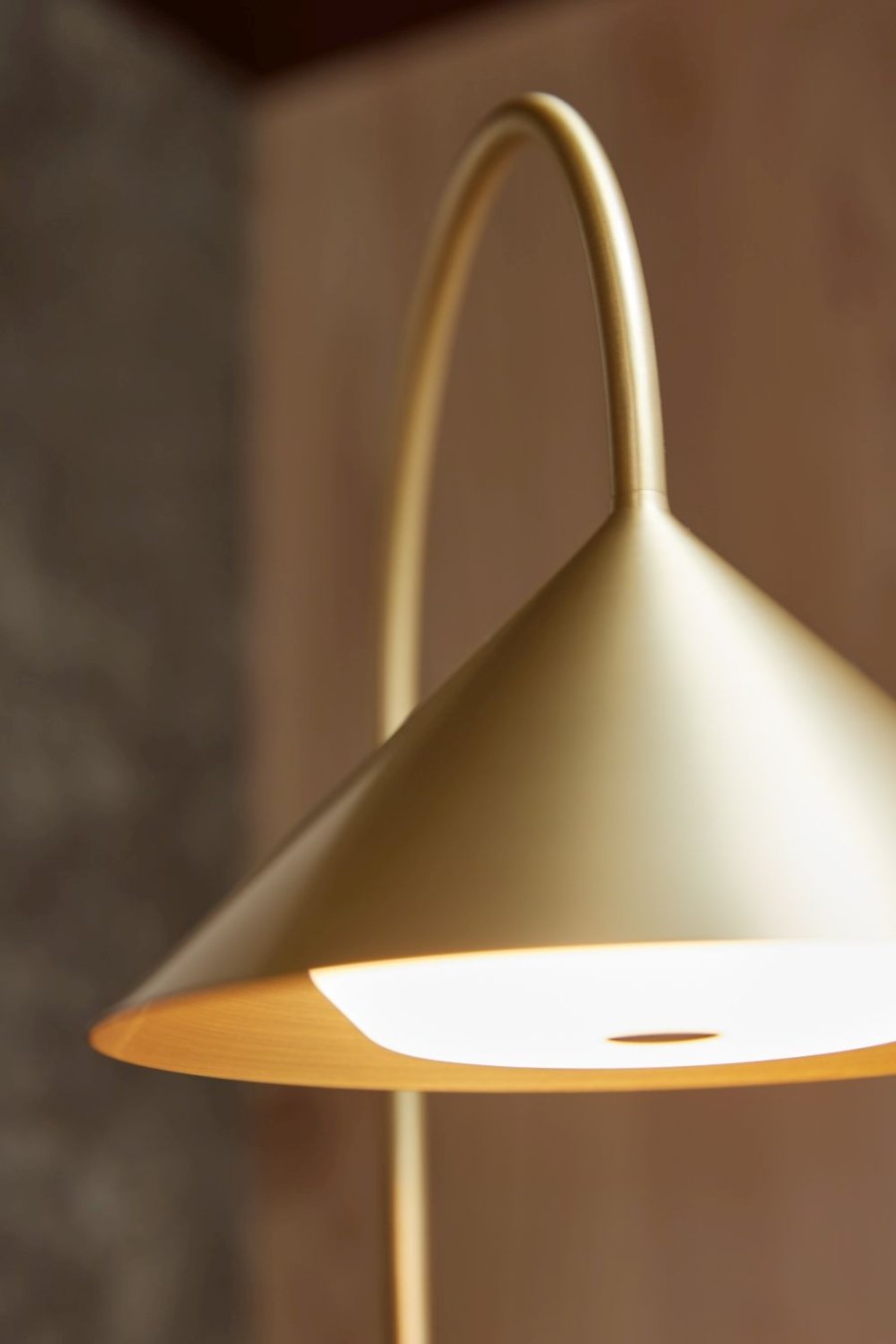Frandsen Grasp Tr�dl�s Bordlampe LED H72 cm, Solid Kobber