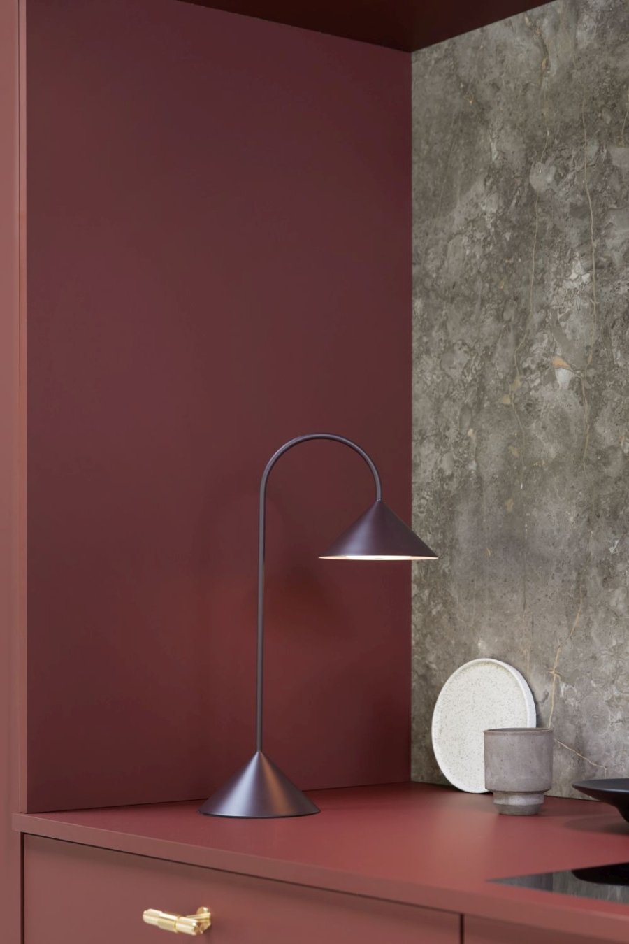 Frandsen Grasp Tr�dl�s Bordlampe LED H47 cm, Matte Beetroot