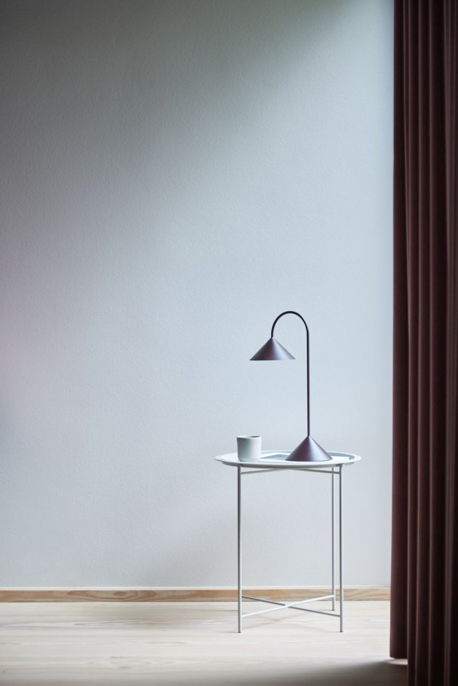 Frandsen Grasp Tr�dl�s Bordlampe LED H47 cm, Matte Beetroot