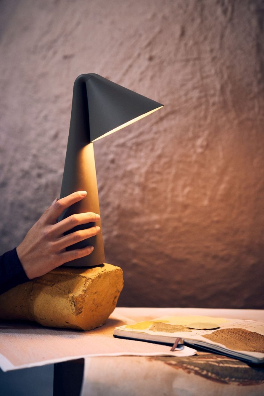 Frandsen Ami Tr�dl�s Bordlampe LED H31,6, Olive Stone