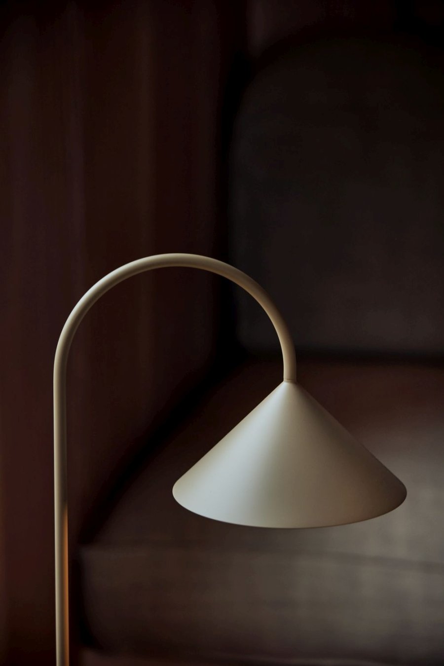 Frandsen Grasp Tr�dl�s Bordlampe LED H47 cm, Sand Grey