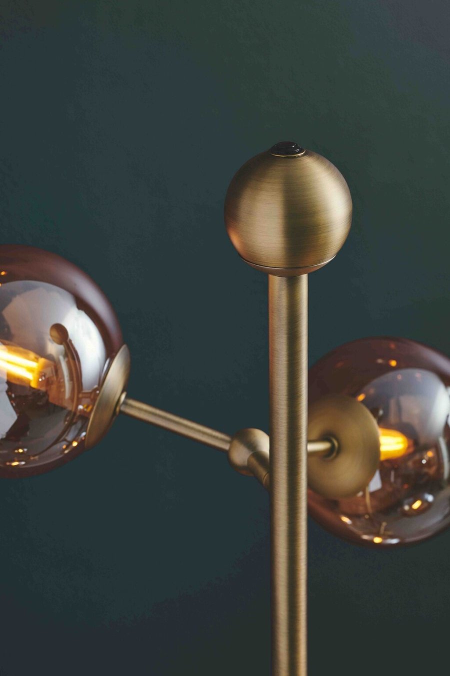 Halo Design Atom Stehlampe 155 cm, Amber/Antique Messing