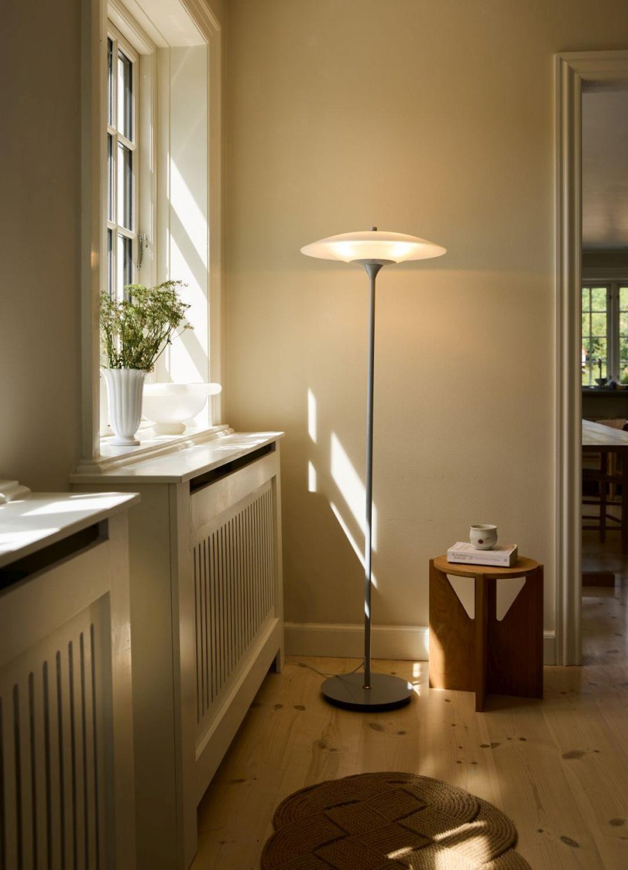 Halo Design Baroni Stehlampe H150 cm, Hellgrau