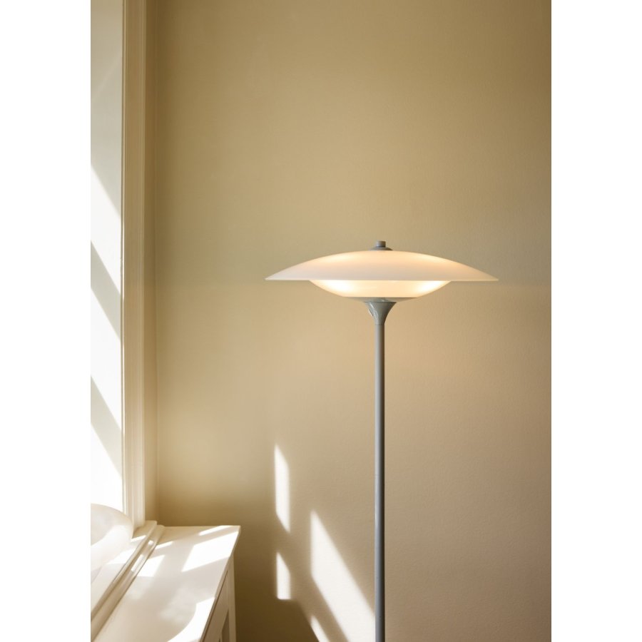 Halo Design Baroni Stehlampe H150 cm, Hellgrau