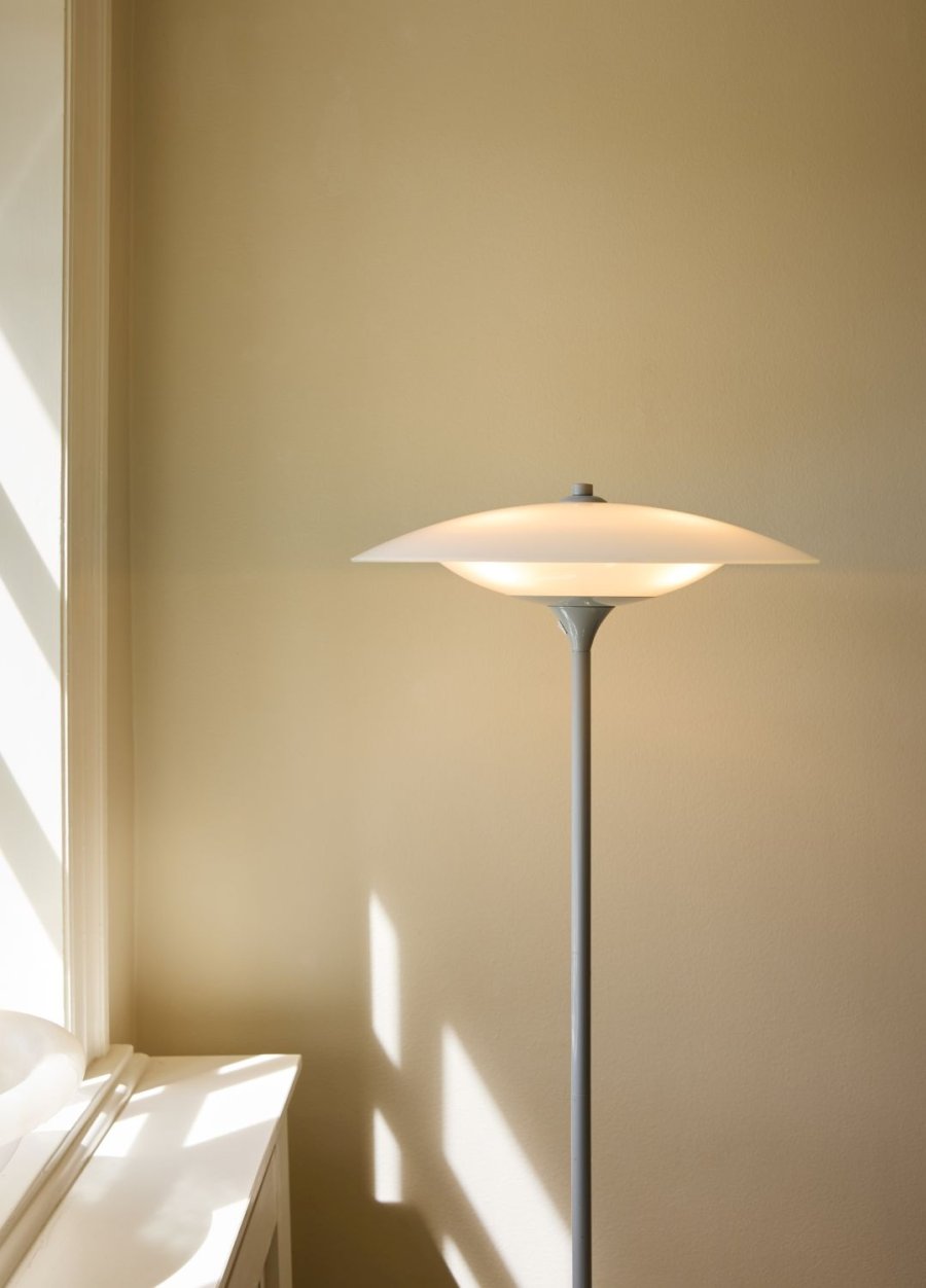 Halo Design Baroni Stehlampe H150 cm, Hellgrau