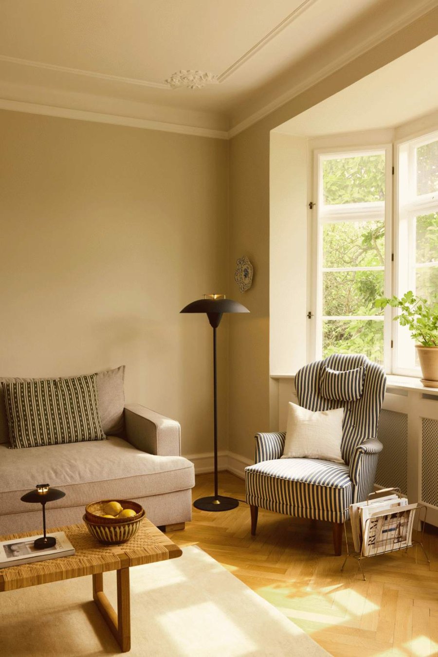 Halo Design Stepp Stehlampe H140 cm, Schwarz